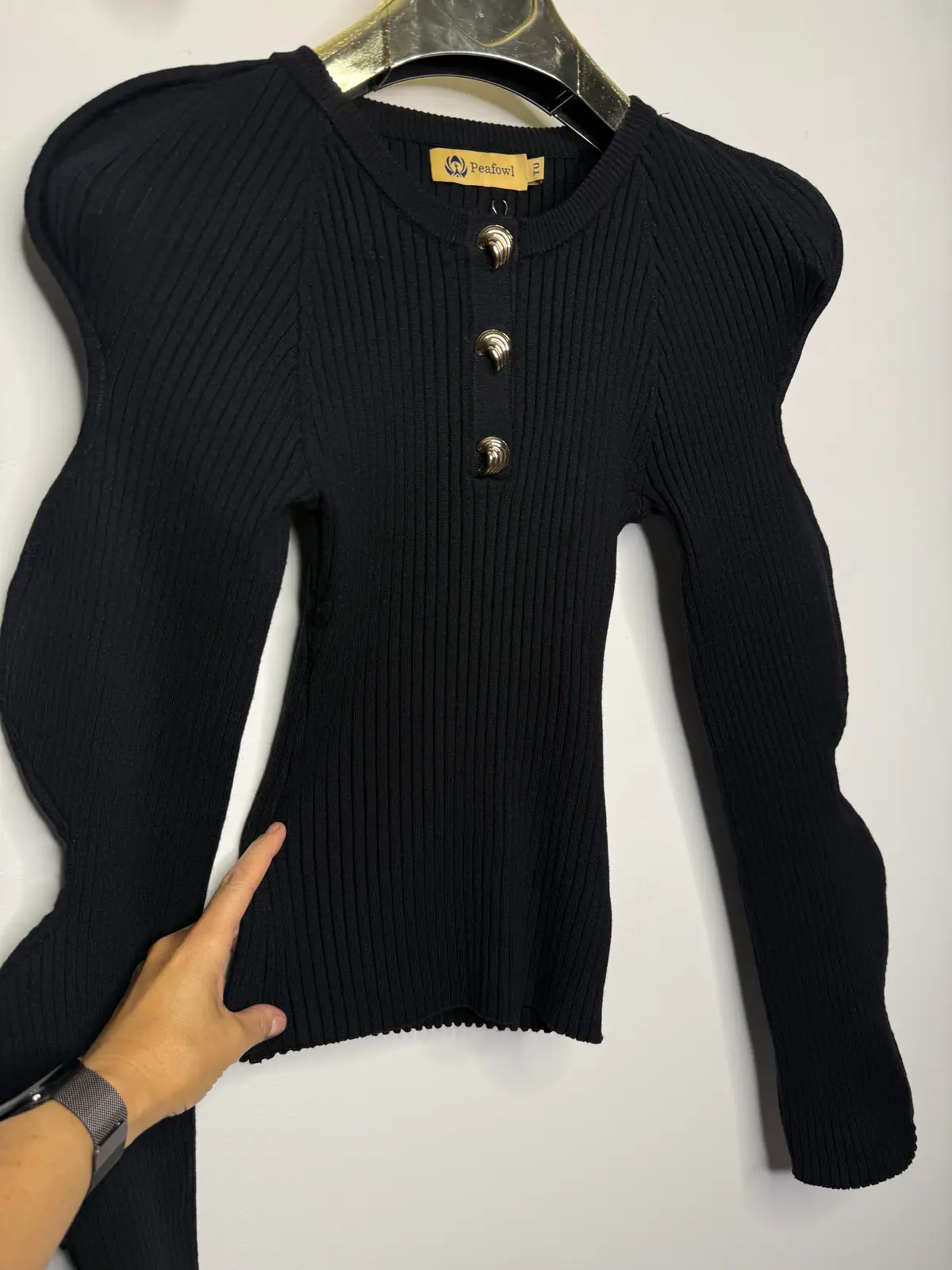 Sweter czarny elegancki z ozdobnym rękawem – miniatura 7 z 10