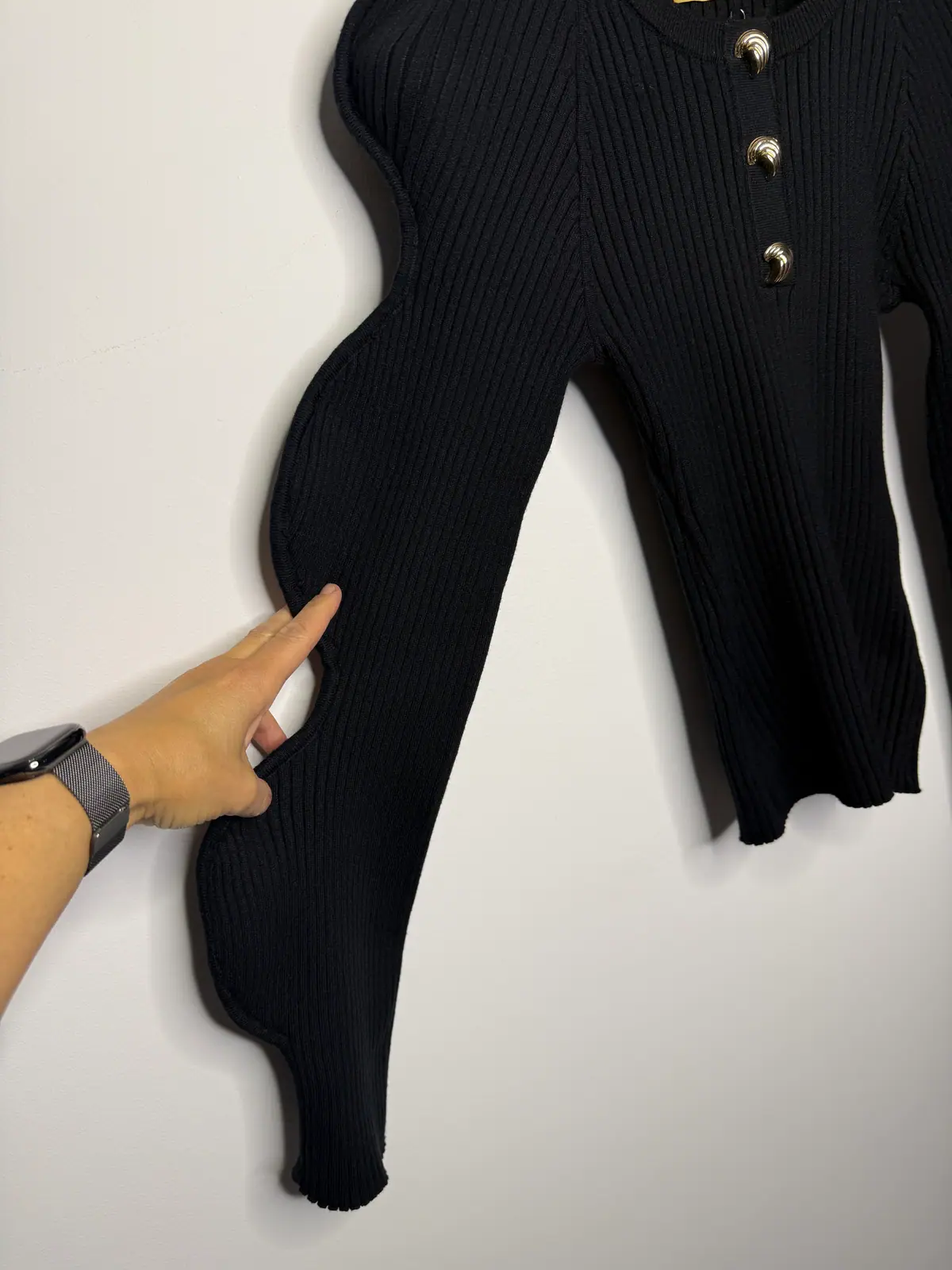 Sweter czarny elegancki z ozdobnym rękawem – miniatura 8 z 10