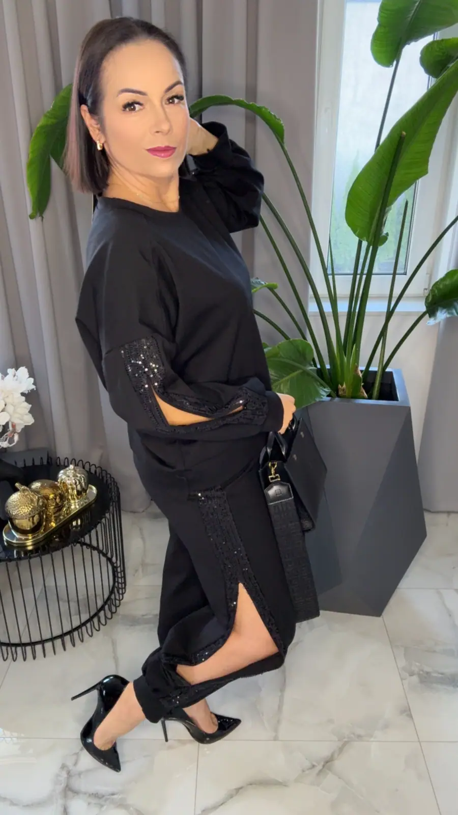 Dres czarny elegancki z rozcięciem piękny – miniatura 4 z 11